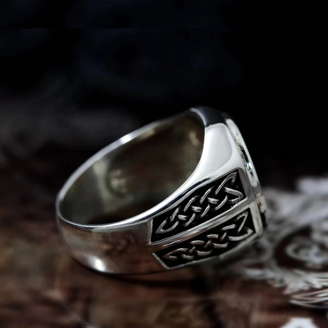 Nahaufnahme des Wikinger Rings mit detaillierter Gravur des Valknut Symbols und Runen