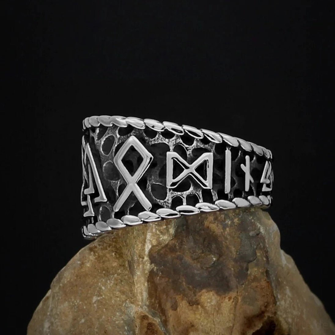 Detailansicht der strukturierten Oberfläche vom Wikinger Ring Valknut