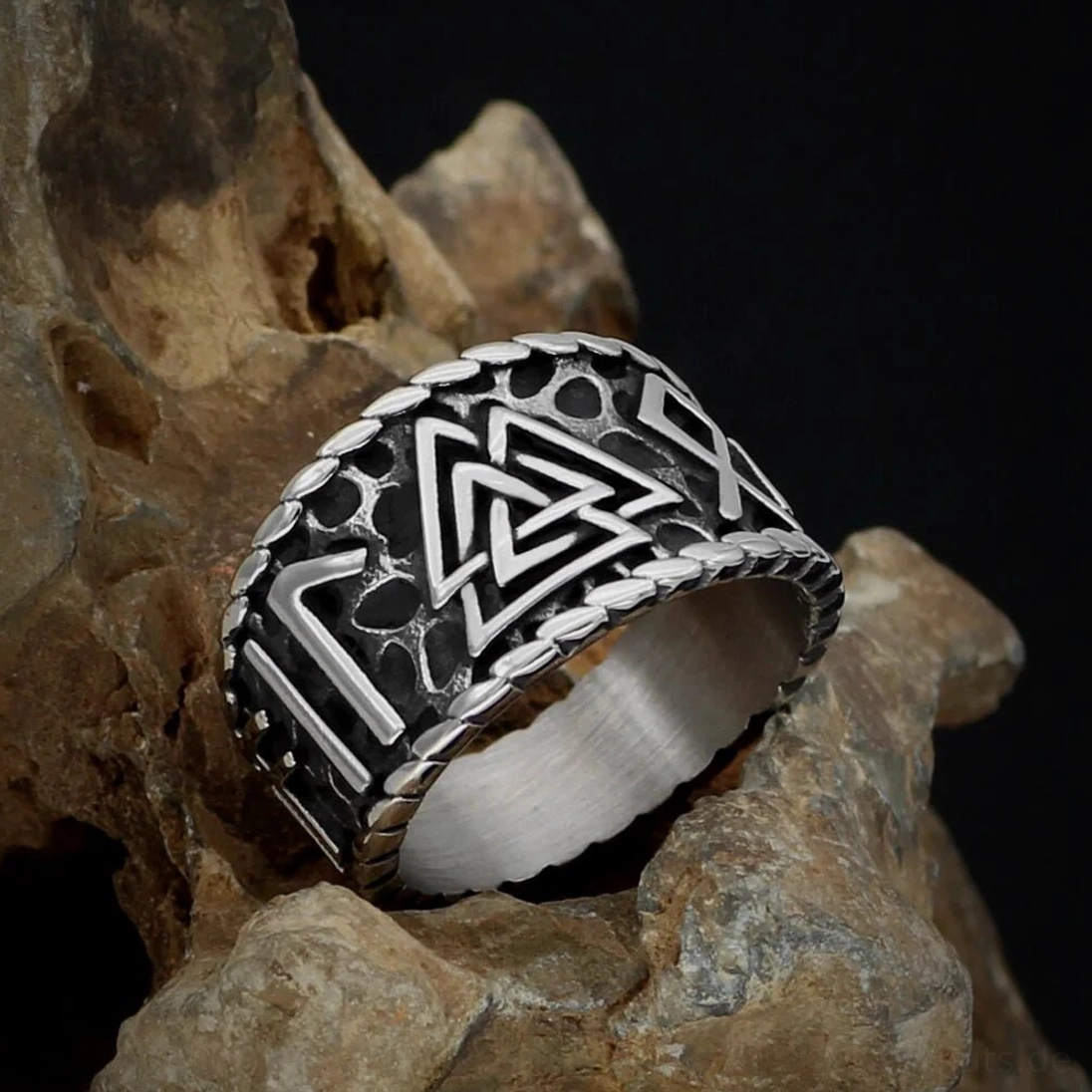 Nahaufnahme Wikinger Ring mit Valknut Symbol und Runen Inschrift