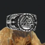 Wikinger Ring mit Valknut und Odins Raben aus Edelstahl, Nahaufnahme des Symbols