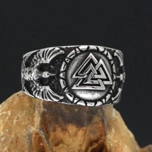 Wikinger Ring mit Valknut und Odins Raben aus Edelstahl, Nahaufnahme des Symbols
