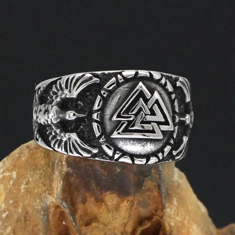 Wikinger Ring mit Valknut und Odins Raben aus Edelstahl, Nahaufnahme des Symbols