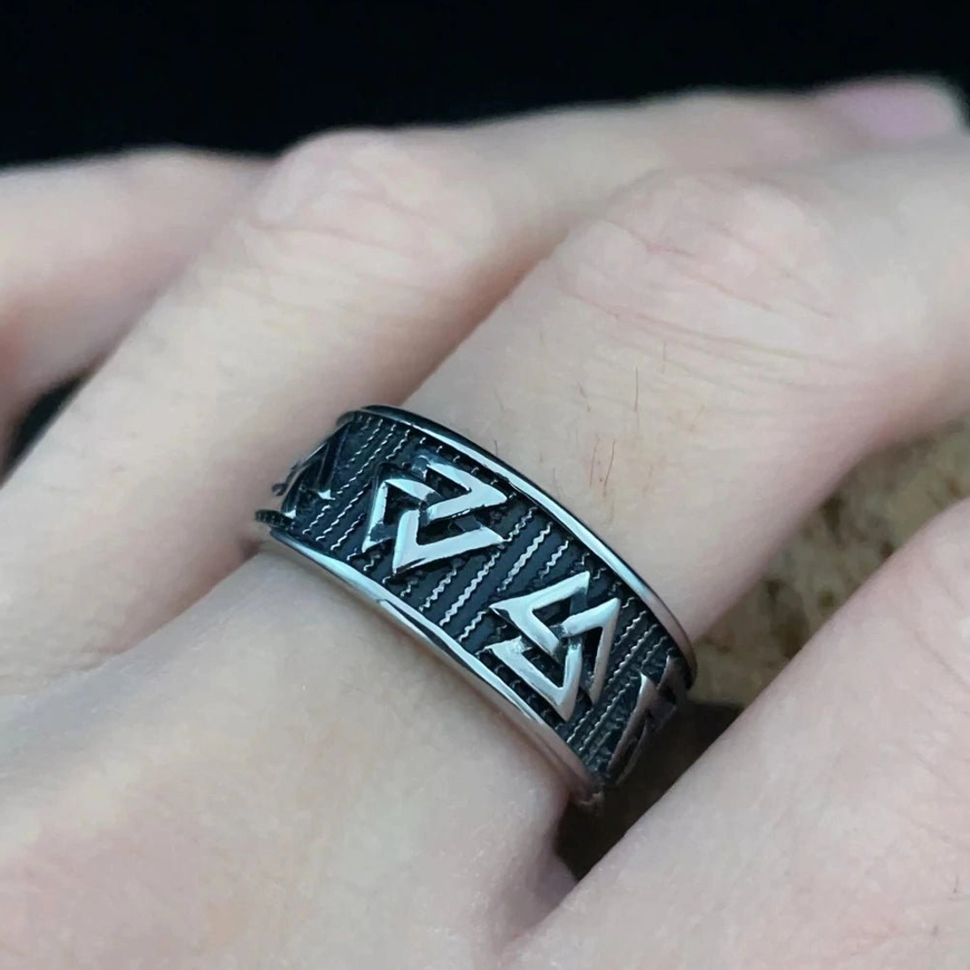 Seitansicht des Wikinger Ring mit klassischem Valknut Kriegerknoten