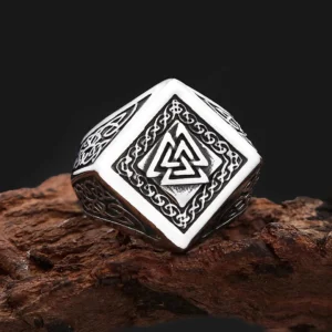 Nahaufnahme des Valknut Symbols auf dem Wikinger Ring