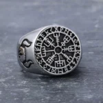 Wikinger Ring mit Vegvisir und Odins Raben aus Edelstahl, Nahaufnahme der Vorderseite