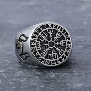 Wikinger Ring mit Vegvisir und Odins Raben aus Edelstahl, Nahaufnahme der Vorderseite