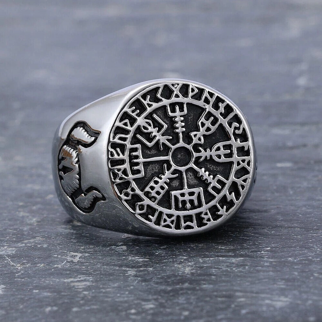 Wikinger Ring mit Vegvisir und Odins Raben aus Edelstahl, Nahaufnahme der Vorderseite