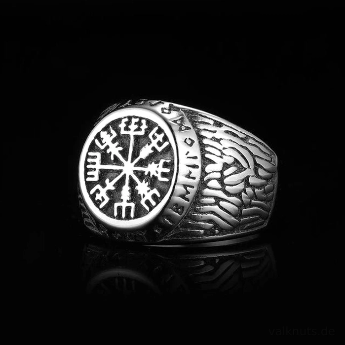 Wikinger Ring Vegvisir Nahaufnahme der detaillierten Runen Gravur