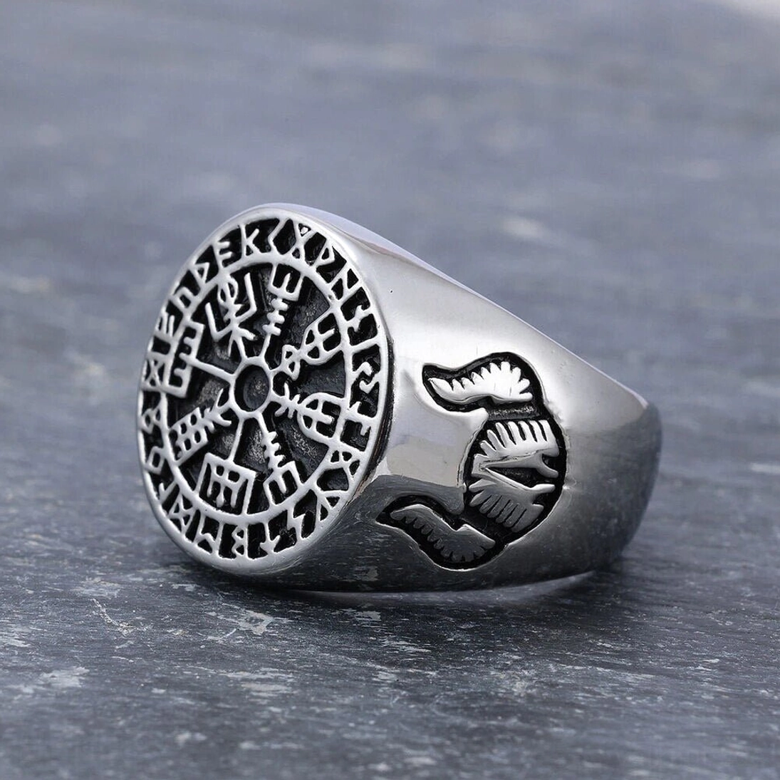 Wikinger Ring mit Vegvisir und Runen aus Edelstahl, Seitenansicht mit Raben Relieff