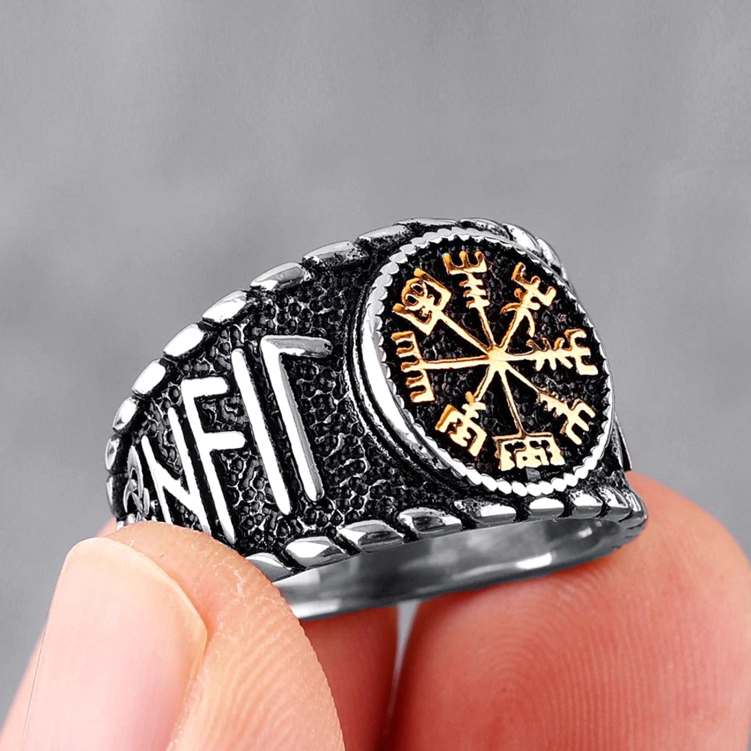 Seitenansicht des Wikinger Rings mit Heile Odin Runen Gravur