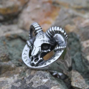 Nahaufnahme Wikinger Ring mit Widderkopf, Valknut und Runen