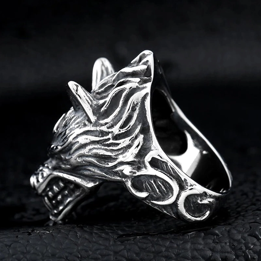 Druckvoller Wikinger Ring Wolf Kopf Detailansicht der Gravur