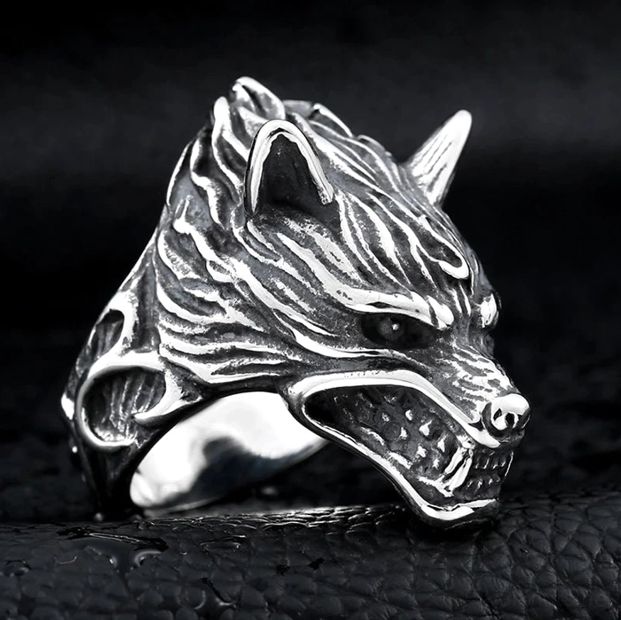 Domineerender Wikinger Wolf Ring mit sichtbaren Zähnen und Felltextur