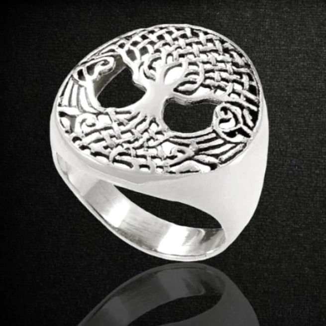 Wikinger Ring Yggdrasil Baum des Lebens isoliert, nordisches Schmuckstück aus 925 Silber