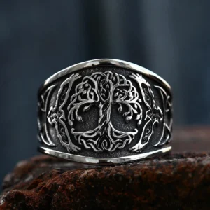 Nahaufnahme vom Wikinger Ring Yggdrasil mit detailliertem Knotenwerk, Wikinger Ring