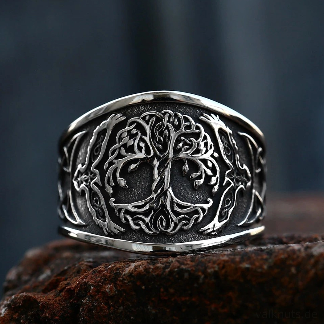 Nahaufnahme vom Wikinger Ring Yggdrasil mit detailliertem Knotenwerk, Wikinger Ring