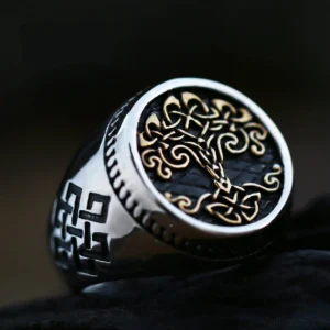 Handgefertigter Wikinger Ring Yggdrasil mit Lebensbaum Motiv und nordischen Knotenmustern