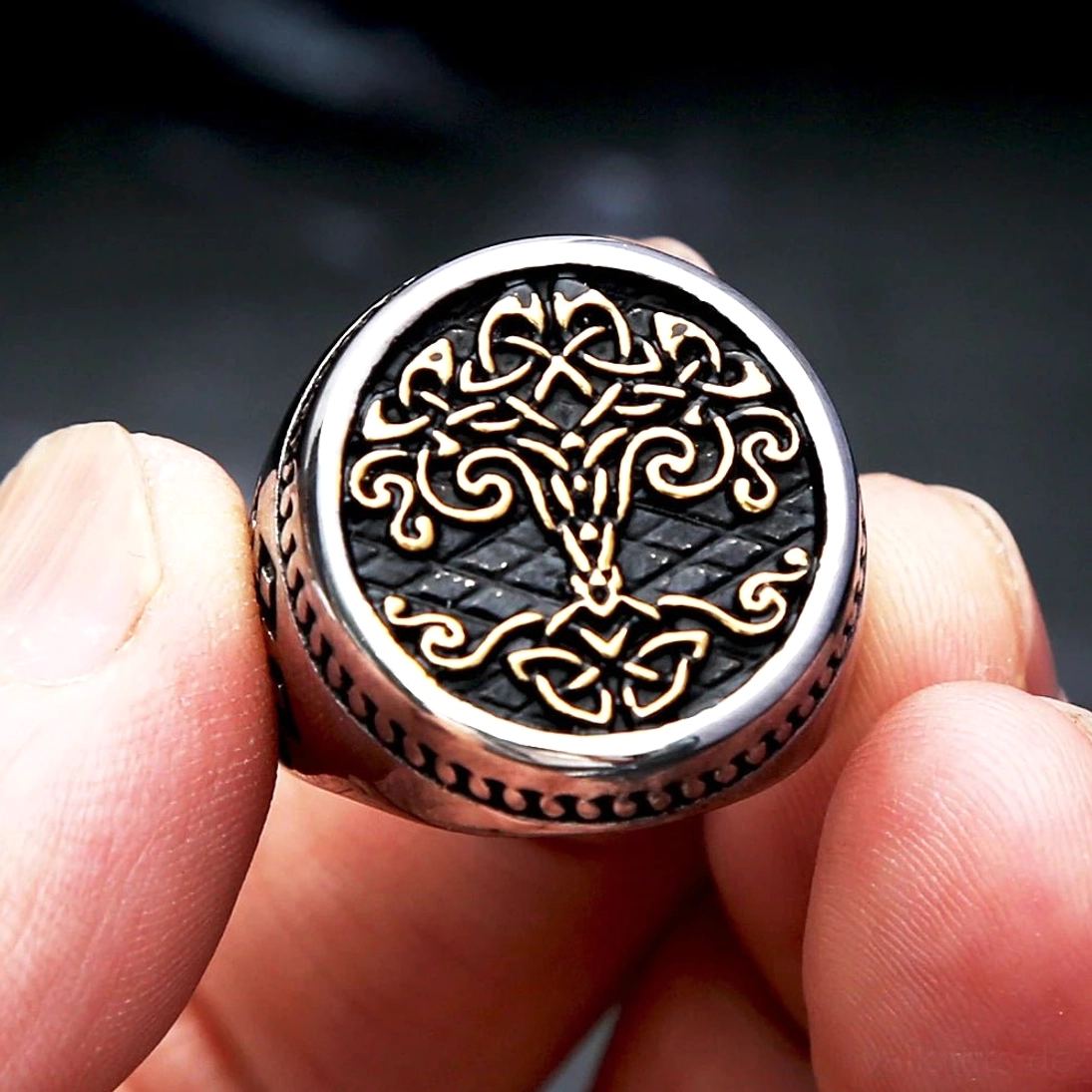 Nahaufnahme Wikinger Ring Yggdrasil mit feiner Gravur des Lebensbaums der Nordischen Mythologie