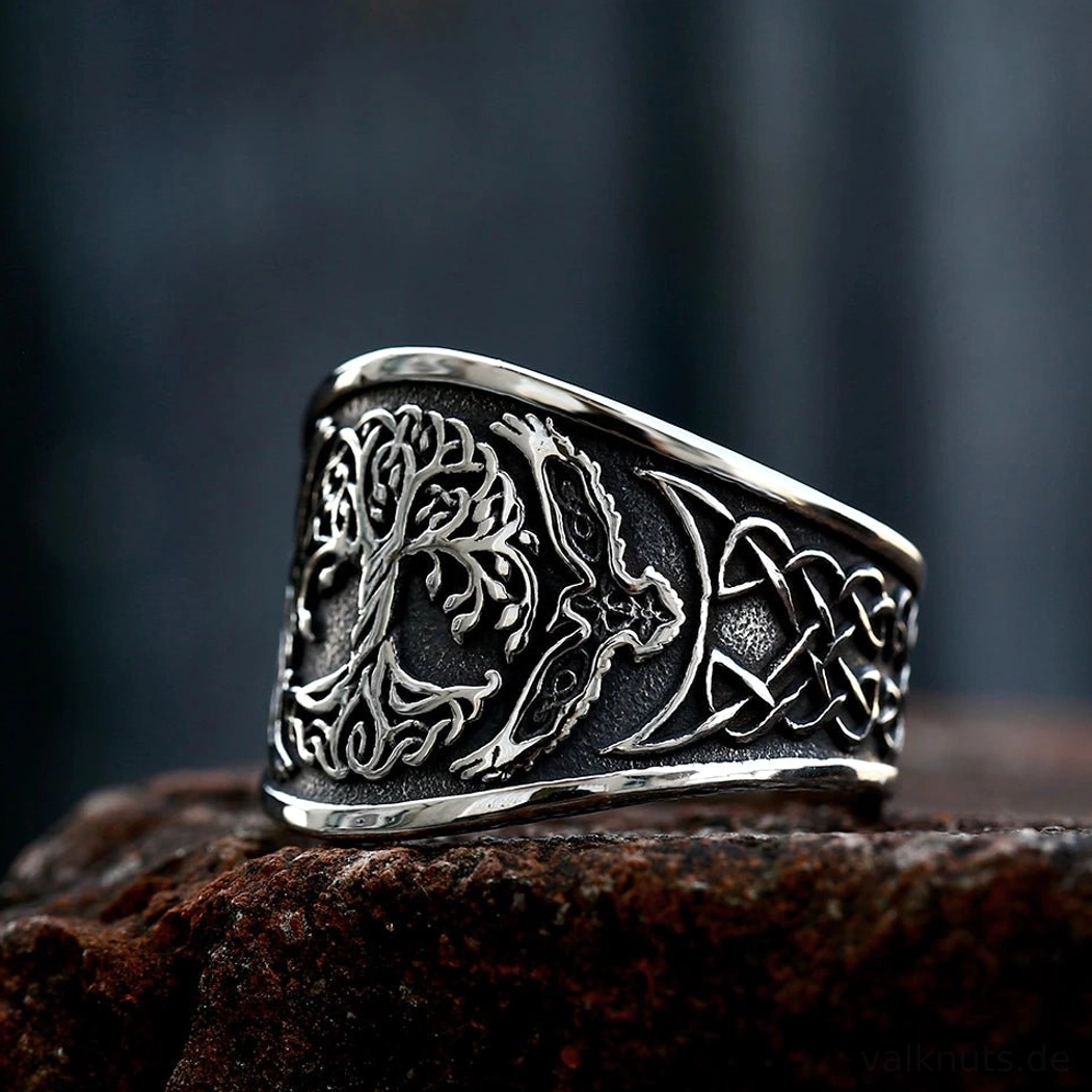 Detailansicht der Raben Symbole auf dem Wikinger Ring Yggdrasil, Wikinger Ring