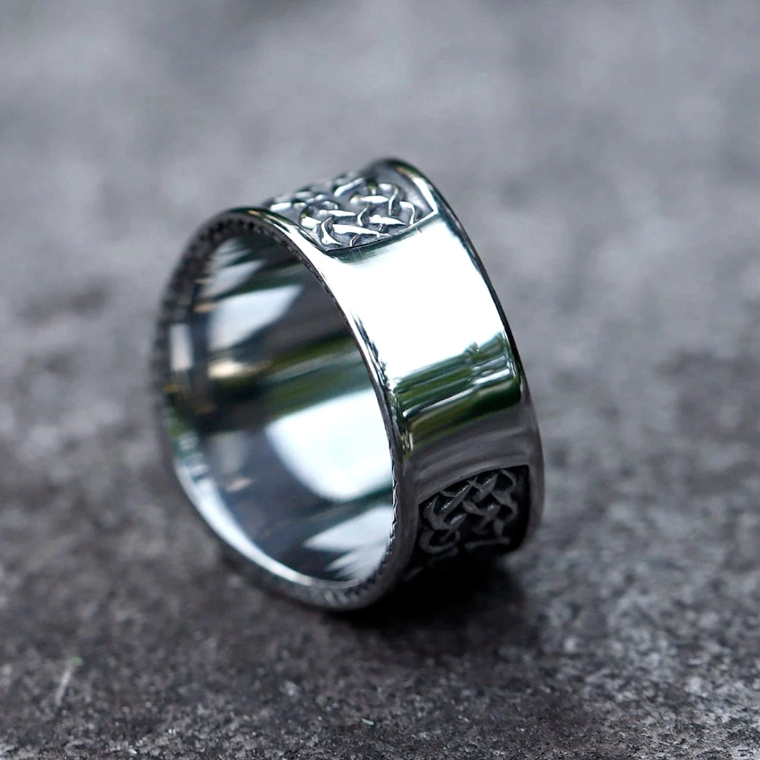 Wikinger Symbol Ring Aegishjalmur mit Huginn und Muninn Seitenansicht