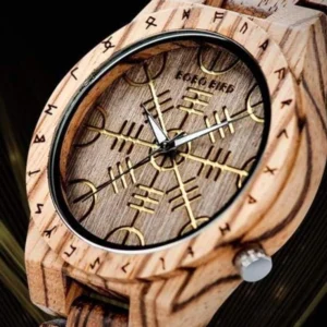 Wikinger Uhr mit goldenen Ägishjalmur Symbol auf natürlichem Holz Zifferblatt