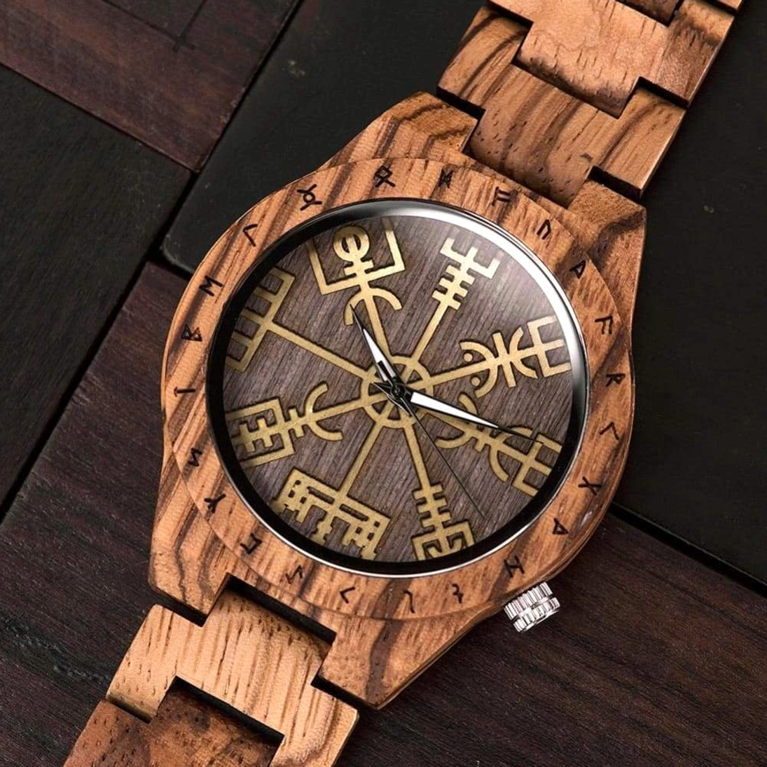 Vegvisir Wikinger Uhr aus Holz in Nahaufnahme des Zifferblatts
