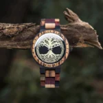 Handgefertigte Wikinger Uhr mit Yggdrasil Weltenbaum aus natürlichem Holz