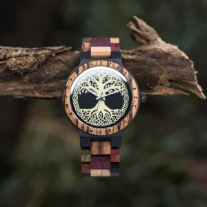 Handgefertigte Wikinger Uhr mit Yggdrasil Weltenbaum aus natürlichem Holz
