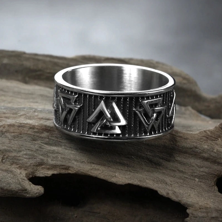 Wikinger Valknut Ring auf neutralem Hintergrund, original nordischer Wikingerschmuck