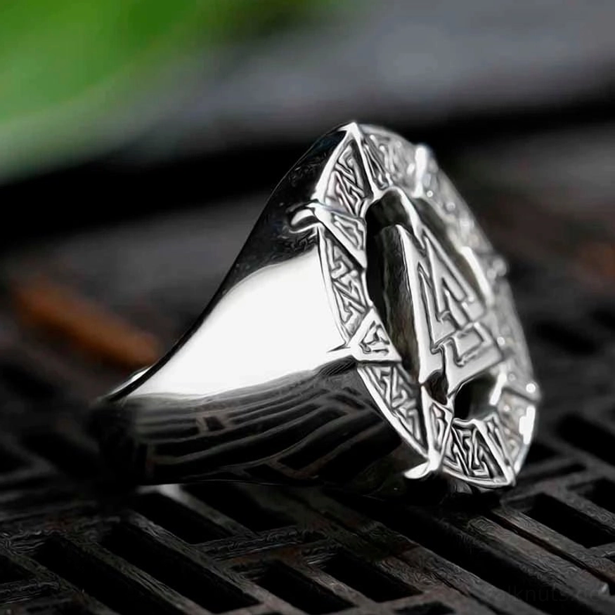 Wikinger Valknut Ring mit traditionellen nordischen Ornamenten