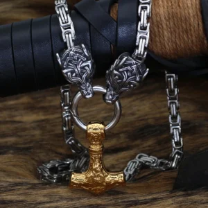 Nahaufnahme der Fenrir Wolfsköpfe an der Wikinger Wolf Kette mit Thors Hammer