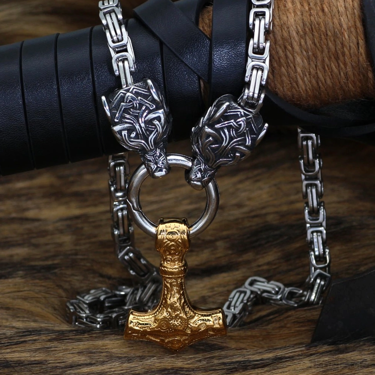 Nahaufnahme der Fenrir Wolfsköpfe an der Wikinger Wolf Kette mit Thors Hammer