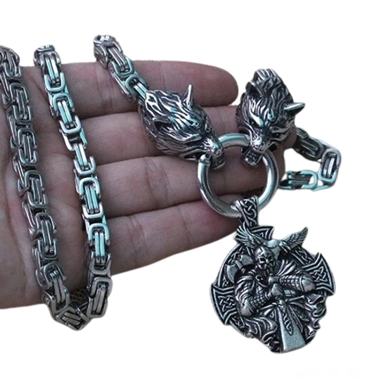 Wikinger Wolf Kette mit Berserker Anhänger auf weißem Hintergrund