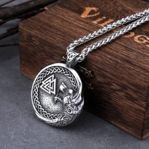Wikinger Wolf Kette mit Valknut Symbol aus Edelstahl auf natürlichem Holzhintergrund