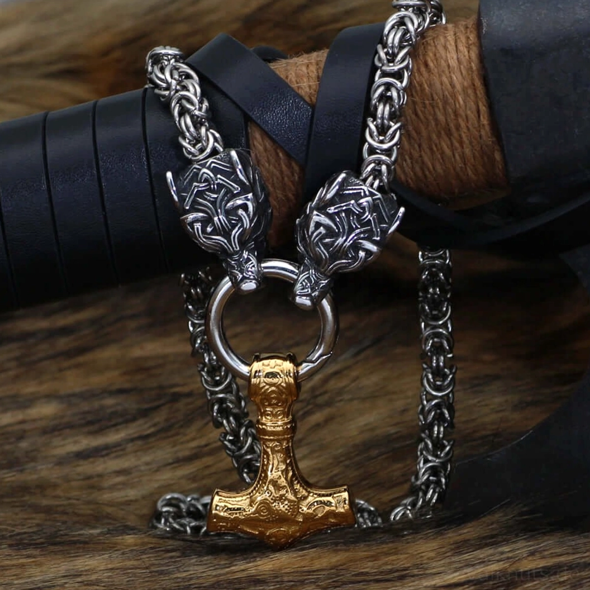 Detaillage des goldenen Mjölnir Anhängers an der Wikinger Wolf Kette Thors Hammer