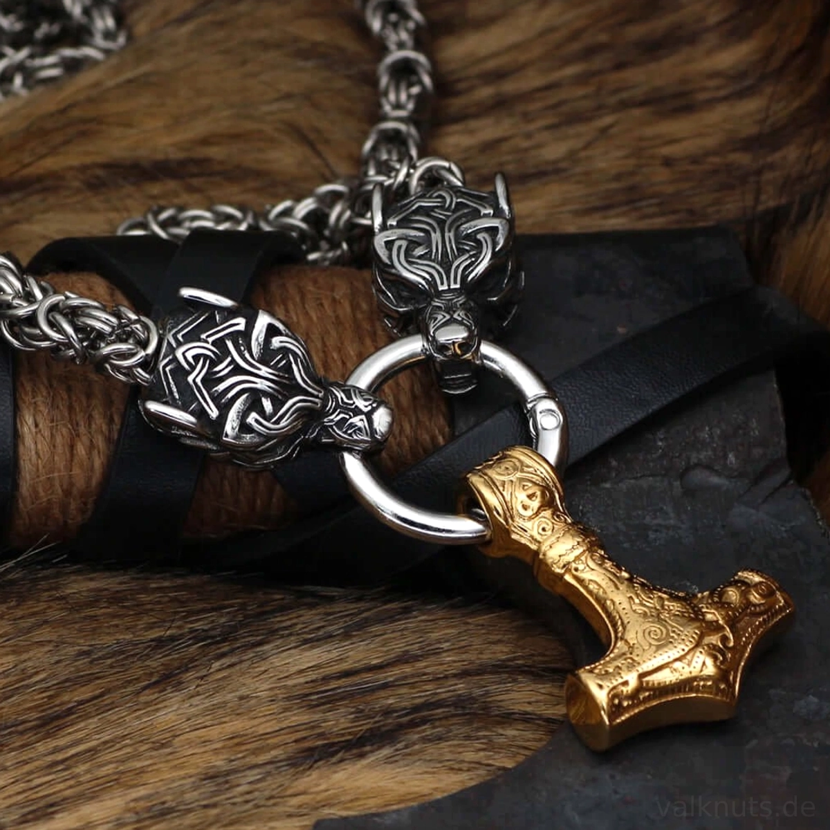 Oberfläche und traditionelle Ornamente des Mjölnir Anhängers der Wikinger Wolf Kette