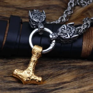Detaillage der Zwillings-Wolfsköpfe an der Wikinger Wolf Kette Thors Hammer Königskette