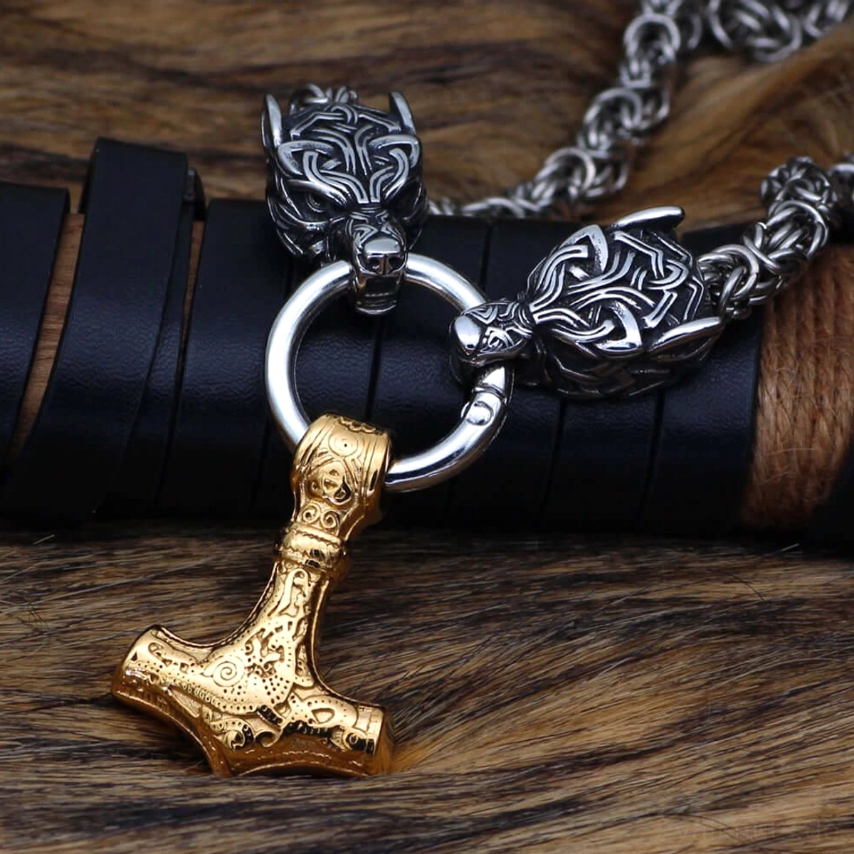 Detaillage der Zwillings-Wolfsköpfe an der Wikinger Wolf Kette Thors Hammer Königskette