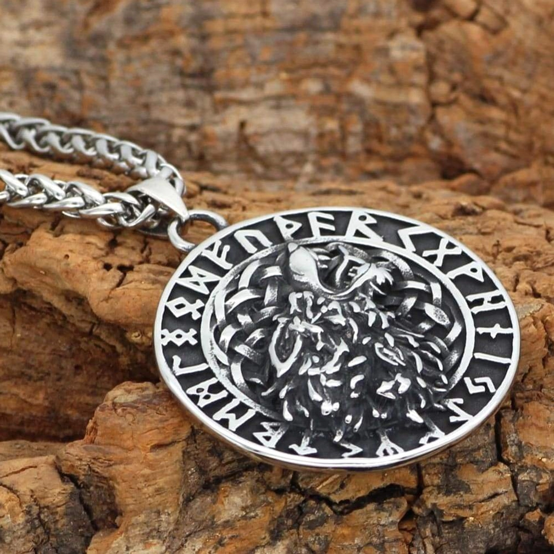 Detailansicht Wolf Kette mit Fenrir Wolf und Wikinger Runen
