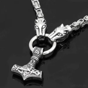 Nahaufnahme der Wolfsköpfe und des Mjölnir Anhängers der Wikinger Wolf Kette