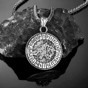 Wolf Kette Nahaufnahme, Detail der Wolfskopf Gravur des Wikinger Amuletts