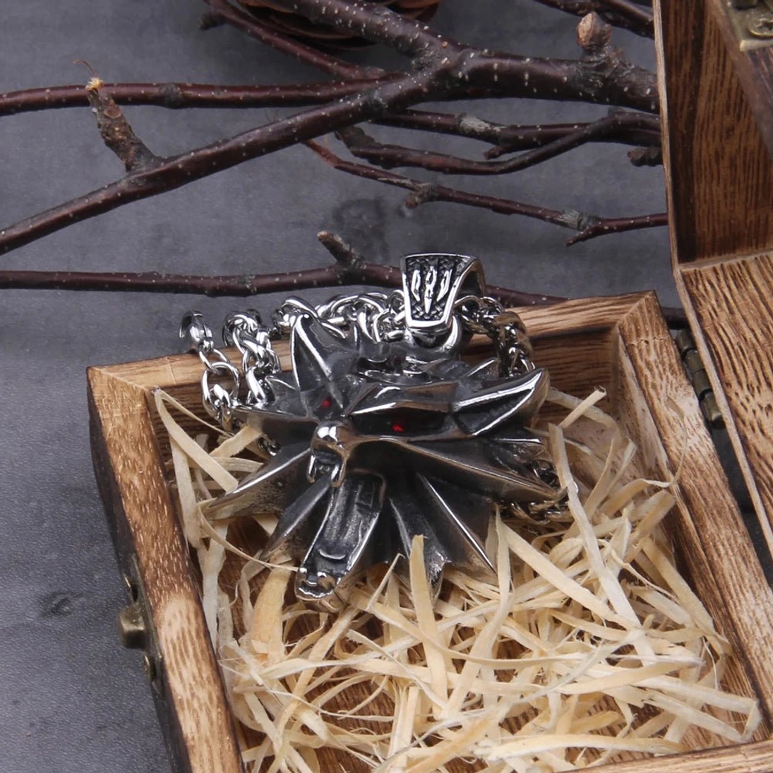 Wolf Kette mit schwarzen Augen Detailansicht des Anhängers