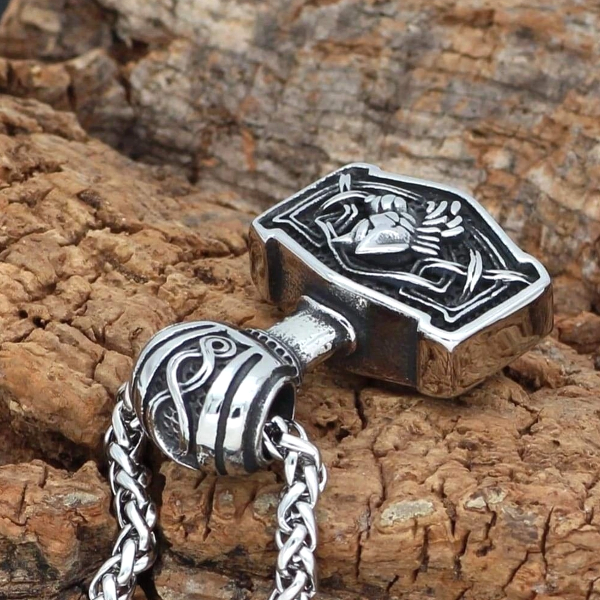 Gesamtansicht der Wolf Kette Thors Hammer Wikinger Kette mit 60 cm Kette