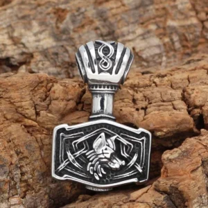 Nahaufnahme der Gravur der Wolf Kette Thors Hammer mit Wolf und gekreuzten Waffen