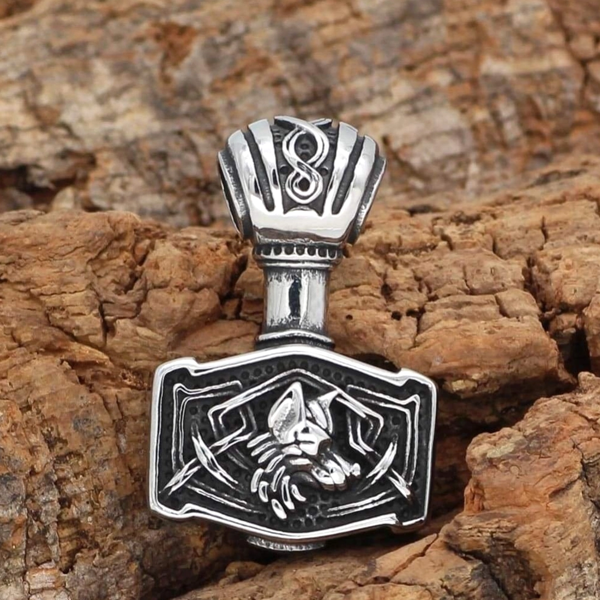 Nahaufnahme der Gravur der Wolf Kette Thors Hammer mit Wolf und gekreuzten Waffen