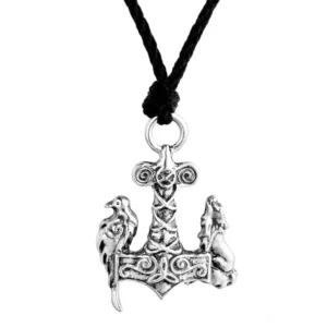 Detailansicht Wolf Kette Thors Hammer mit Wikinger Symbolen Rabe und Wolf