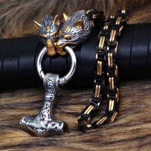 Nahaufnahme der Wikinger Wolf Kette mit detaillierten Fenrir Wolf Köpfen und Thors Hammer