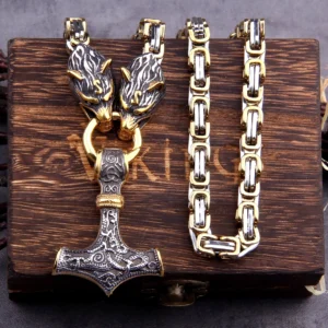 Nahaufnahme der Wolfsköpfe an der authentischen Wolf Kette mit Thors Hammer aus Edelstahl
