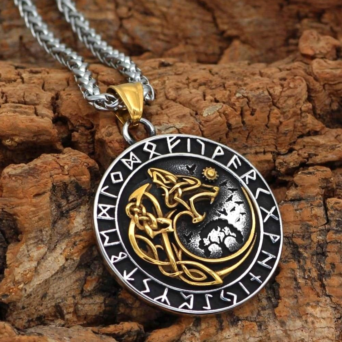 Vikinger Wolf Kette mit Fenrir und Runen Kreis Detailansicht