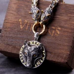 Wolf Kette Wikinger Koenigskette mit Fenrir Medaillon und goldenen Runen